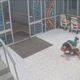 To pa je prizor! Pijan 28-letnik razgrajal po urgenci, z borilnimi veščinami ga je obvladal zaposleni (VIDEO)