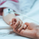 Umrla štiriletna deklica Anna, pri tem okužila še 10 sorodnikov