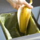 Večina ljudi bananin olupek vrže stran. To je napaka, lahko ga tudi pojemo