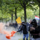 Desničarski protest v Haagu prerasel v nasilje, protestniki vzklikali Hitlerju (VIDEO in FOTO)