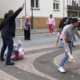 V pekarni napadel bivšo, nato nanj mimoidoči: eden z valjarjem, drugi z lopato (Opozorilo: posnetki so izjemno nazorni)