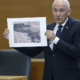 Janša v DZ pokazal fotografijo »trupel iz Sudana«, a se je zapletlo