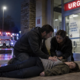 Mati treh otrok se je zgrudila pred zaklenjenimi vrati urgence: mimoidoči so jo oživljali, bori se za življenje