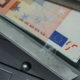 Eksplozija sredi noči v Dolskem: poškodovali bankomat in prodajalno