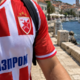 Srba zaradi majice Crvene zvezde vrgel v morje, zdaj mu grozi visoka kazen