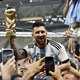 Messi soigralcem podaril zlate telefone, odločitev je blizu