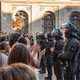 Barcelona ostro obsodila policijsko nasilje nad mladim navijačem (VIDEO)