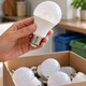 Pregorela LED-sijalka ne sodi v steklo. Kam z njo?
