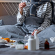 Lov na zlorabe bolniških v polnem teku: Koliko kršiteljev je odkril ZZZS?