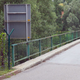 Migrantske poti vodijo čez majhen most na meji s Slovenijo
