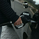 Vozite na rezervi? To lahko motor poškoduje bolj, kot si mislite
