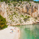 Incident na nudistični plaži pri Makarski: 27-letnik uporabil tudi sekiro