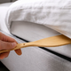 Hotelski trik za postiljanje, ki ga skoraj nihče ne pozna