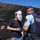 Črna kocka krožila pred državnim zborom, policija izrekla globo