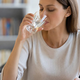 Ali pitje vode med obrokom res škodi prebavi?