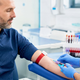 Več kot le holesterol: Kaj o vašem srcu razkrije ta ključni krvni test