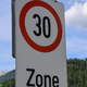 Slovenca z ukradenim kombijem trčila v avstrijski prometni znak