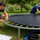 Otroci obožujejo trampoline, strokovnjaki pa opozarjajo