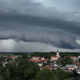 V ozadju Neurje.si: Ko so na sporedu nevihte, se delo začne že zjutraj