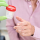 Preprost test urina, ki ga pri visokem pritisku priporočajo tudi zvezdniki