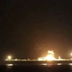 V plamenih saudski tanker, poln nafte