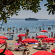 Jadran poln turistov, zdravniki pa opozarjajo na porast nalezljive okužbe