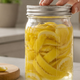Zakaj vse več ljudi namaka limonine olupke v kisu?