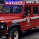Skala padla na cesto, drevo udarilo moškega v glavo
