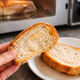 Odtajate kruh v mikrovalovki? Spoznajte pravilo 30 sekund