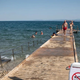 Opozorila ne zaležejo, na izolskih plažah kljub onesnaženju čofotajo