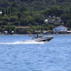 Pri sosedih alarm, velikanski plenilci zavzemajo priljubljeno jezero