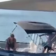 Pestro na Kornatih: Po prepiru ženska s čolna štrbunknila v morje (video)