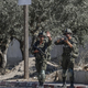 Izraelski naseljenci oblegali njihove hiše, Palestincem zdaj ukazali oditi