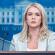 Trump naznanil odstop tiskovne predstavnice Bele hiše Leavitt
