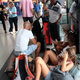 Kaos na vrhuncu sezone: Taksiji do 800 evrov, potniki spijo na tleh (video)