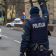 Romun, obložen z bakrom, pred slovenskimi policisti pomahal z bankovcem