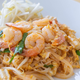 Naveličani testenin? Ta pad thai z rakci je pripravljen v 35 minutah