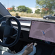 Tesla prejela slovensko odobritev, pri nas kmalu delno samovozeča vozila?