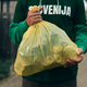 Kaj se v resnici zgodi s plastično vrečko, ko jo odvržete?