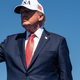 Trump sredi vse ostrejšega spora z mediji potegnil novo potezo