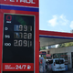 Petrol bi cene goriv prepustil trgu: opozarja na vse dražjo nabavo