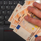 Gorenjcu spletni prevaranti pobrali neverjetno količino denarja