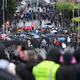 Napeto v Belfastu: katoličani in protestanti si na ulici zrejo iz oči v oči