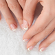 Manikura po 40. letu: katere barve izbrati in katerim se izogniti
