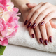 Te barve nohtov bodo prevladovale v 2026 – preverite, katera vam najbolj pristaja