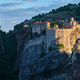 (FOTO) Pobeg od ponorelega sveta: Ste za oddih na 500 metrov visoki pečini s samostanom?