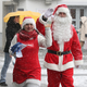 Mit o obleki: Si je Božička z belo brado in rdečo obleko res izmislil proizvajalec gaziranih pijač?