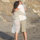 (FOTO) Tako zaljubljena! DiCaprio in njegova lepa punca se strastno poljubljata na plaži. Nato sta odvrgla oblačila