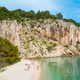 (FOTO) Miren pristan z vonjem po borovcih: Je to najlepša nudistična plaža na Hrvaškem? Tujci so navdušeni