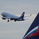 Rusi naj bi množilno bežali: Razprodane številne letalske povezave